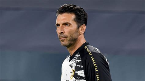 Der torhüter gianluigi buffon hält die italienische mannschaft zusammen und kann 2018 ältester fußballweltmeister werden. Italien: Torwart-Legende Gianluigi Buffon kehrt zu Parma ...