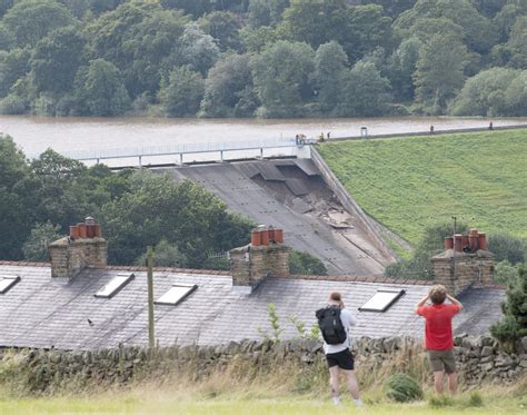 Pictures Whaley Bridge Evacuated After Danger To Life Flood Warning