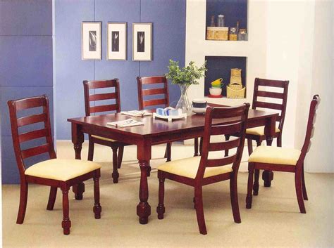 This huge shade makes for a striking focal point in this dining area, which fits perfectly over a circular table. طاولات سفرة Dining Tables 2014