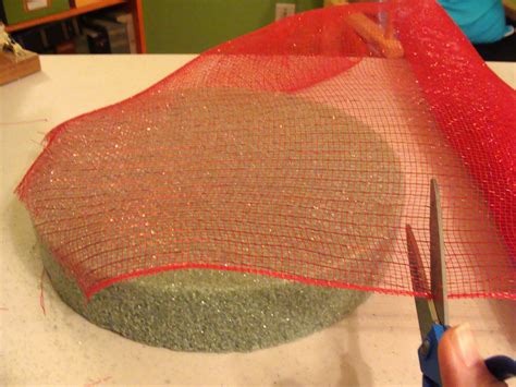 Do you ever wonder how people make those festive deco mesh christmas trees for the holidays? Crafty in Crosby: Christmas Deco Mesh Centerpiece