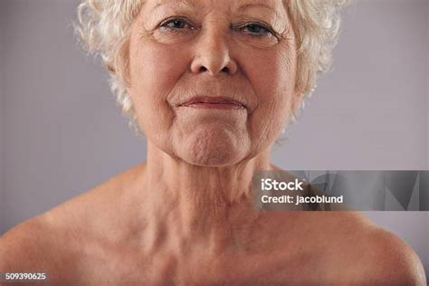 熟年女性の顔のお肌にしわ加工 皺のストックフォトや画像を多数ご用意 皺 人の顔 年配の女性 istock