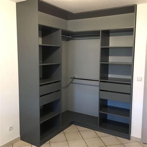 Un dressing d'angle est la solution idéale pour gagner de la le dressing en angle offre beaucoup d'avantage, parfois plus qu'une armoire, notamment grâce à son large espace de rangement. Dressing d'angle ouvert . | Layout de armário, Design de ...