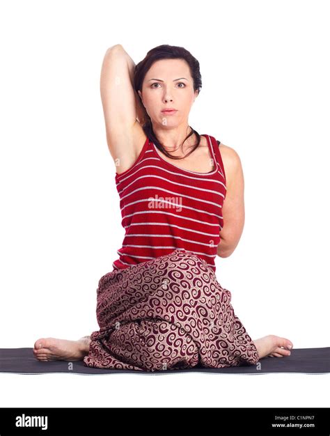 Retrato De Cuerpo Entero De Bella Mujer Trabajando Ejercicios Yoga