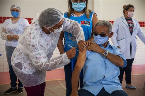 Também serão vacinados trabalhadores de educação com 18 anos ou mais, que atuam em instituições na capital, e os demais grupos prioritários já incluídos na campanha. João Pessoa vacina idosos de 77 anos ou mais e transfere ...