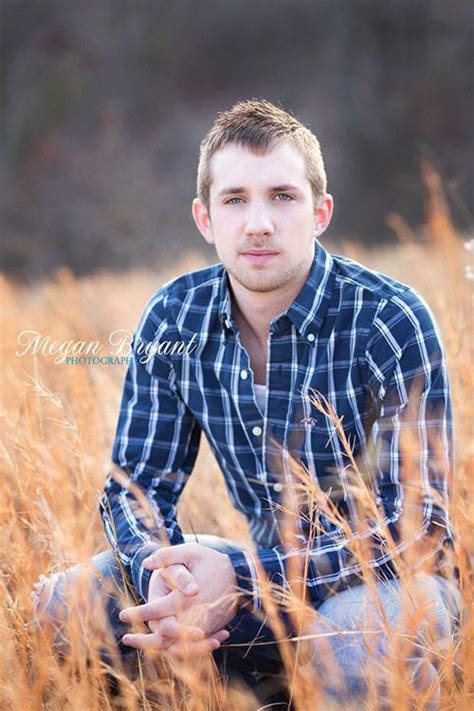Senior Boys Photography Pose Guide - photo by Megan Bryant | Senior boy