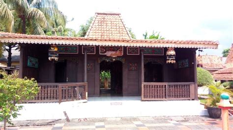 Semuanya memiliki karakteristik dan ciri khas yang berbeda antara satu dengan yang lain. 21+ Rumah Adat di Pulau Jawa (NAMA, GAMBAR, PENJELASAN)