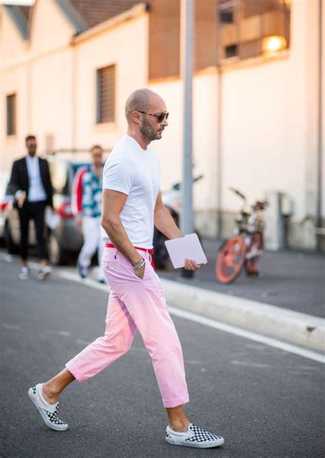 Hombres Vestidos De Rosa Los 10 Mandamientos Para Llevarlo Con Estilo