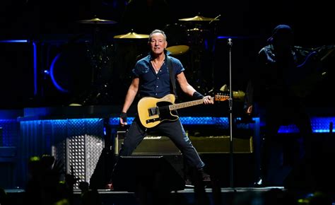 Review At 73 Bruce Springsteen As Vital As Ever During Fiery Xcel