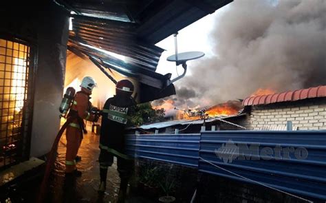 Check spelling or type a new query. Dua rumah, skuter musnah terbakar | Harian Metro
