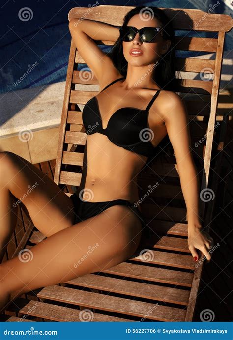 Herrliche Sexy Frau Mit Dem Dunklen Haar Im Eleganten Schwarzen Bikini Stockfoto Bild Von Mode