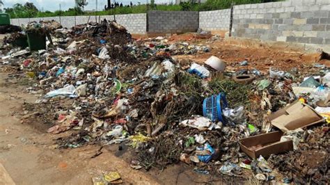 População Preocupada Com Lixo Nas Ruas Da Cidade Do Uíge Wizi Kongo