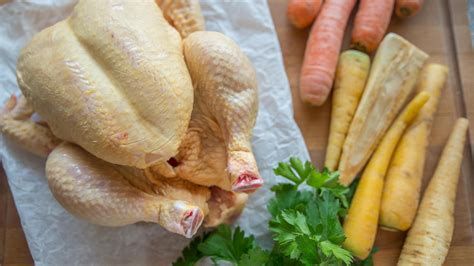 Aus einem Suppenhuhn können Sie leicht eine frische Hühnersuppe kochen