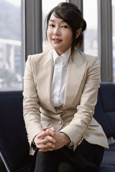 자, 일단 김건희 씨는 매우 격앙된 상태에서 자신에게 제기되는 의혹, 즉, 유흥주점의 접객원이었다는 것. 김건희 성형전 김명신 학력 윤석열 부인