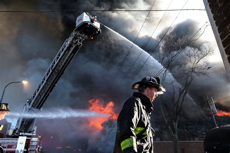Hundreds Of Chicago Firefighters Battle Warehouse Fire Firefighters Ap