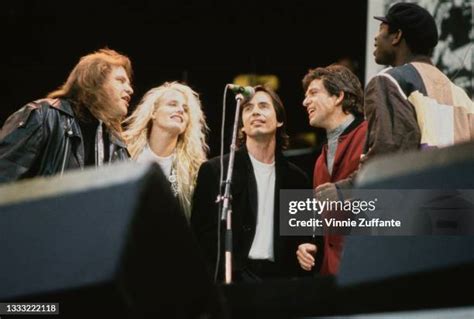 Jackson Browne Daryl Hannah Photos And Premium High Res Pictures Getty Images