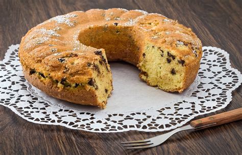 Ricette per tutti, facili e veloci da realizzare. Ciambella 7 vasetti al cocco e gocce di cioccolato, una ...