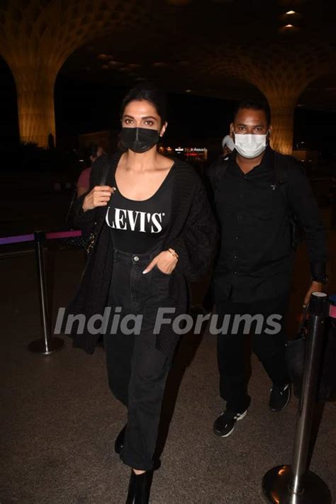 Deepika Padukone Spotted At Mumbai Airport Photo