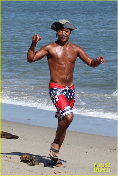 Full Sized Photo Of Cuba Gooding Jr Flashes His Butt Looks Ripped Beach