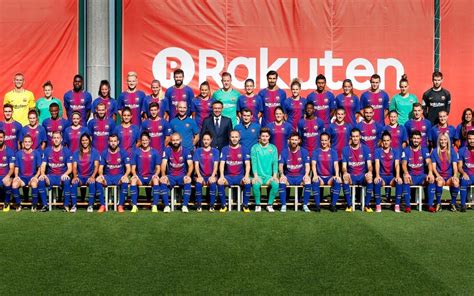 barça first team and women s team pose for official photo