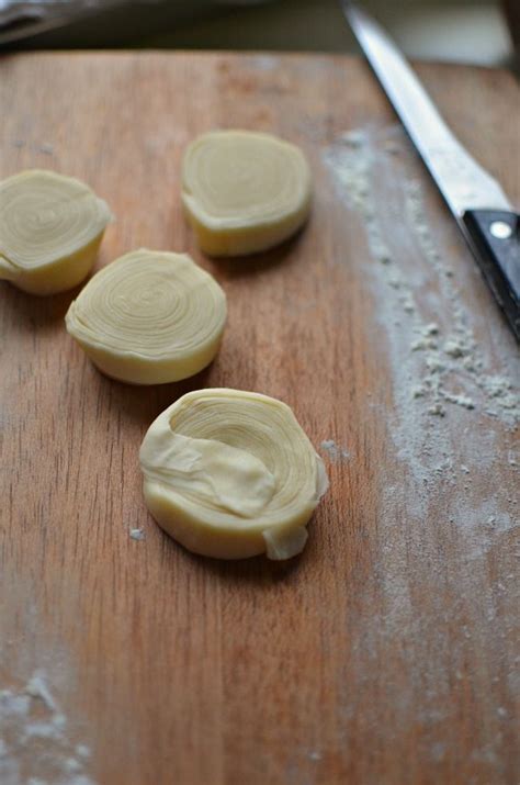 Terdapat beberapa jenis karipap seperti karipap daging, ayam, sardin, ikan (temosa) dan mini. love touch ~ zila forever: Karipap Pusing versi guna ...