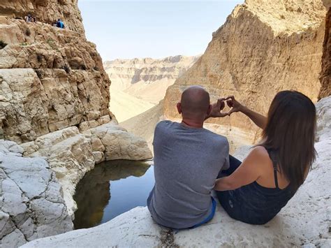 לאחר הליכה של 2.5 קמ בערך מגיעים לפיצול שבילים כחול עם ירוק שממשיך דרומה ליד הפיצול נמצאת בריכת נעמה, מקור מים נוסף בו ניתן לעצור ולשחות במים. בריכת צפירה | בא לי לטייל