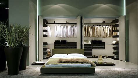 Grazie alla cabina armadio si pu� avere un'ottima visuale su tutto il vestiario, uno spazio (le cui dimensioni variano a seconda della grandezza dell'intero impianto) dove sedersi ad ammirare i propri abiti e nell'ultimo periodo sta riscuotendo molto successo porre la cabina armadio dietro al letto. 18 Idee per Creare una Cabina Armadio Dietro al Letto | MondoDesign.it
