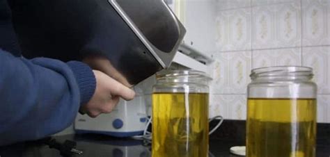 Utilizando aceite de cocina usado y otros ingredientes fáciles de conseguir podés hacer jabón ecológico. ¿Por qué debes reciclar el aceite usado?