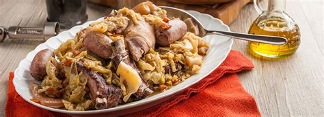 Fra gli ingredienti principali della vera cassoeula milanese troviamo le parti meno pregiate del maiale. Ricette Cassoeula milanese - GialloZafferano.it