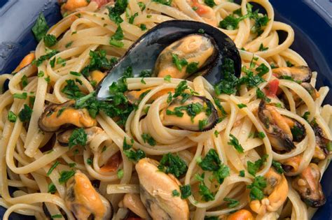 Unite il sugo di cozze e quello di vongole e scaldate per qualche minuto. Ricetta spaghetti cozze e vongole - Non sprecare