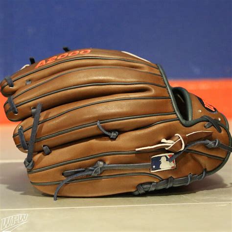 What Pros Wear Dansby Swansons Wilson A Glove