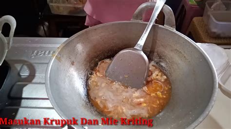 Cara membuat sambal khas indonesia untuk menambah kenikmatan makan bersama keluarga. CARA MEMBUAT SEBLAK SPESIAL ENAK I tutorial membuat seblak spesial enak - YouTube