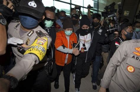 Mulanya tak ada patokan pasti mengenai tarif porter di pelabuhan udara tersebut. Buron 17 Tahun, Maria Pauline Lumowa Diekstradisi dari Pemerintah Serbia | Urbanasia.com