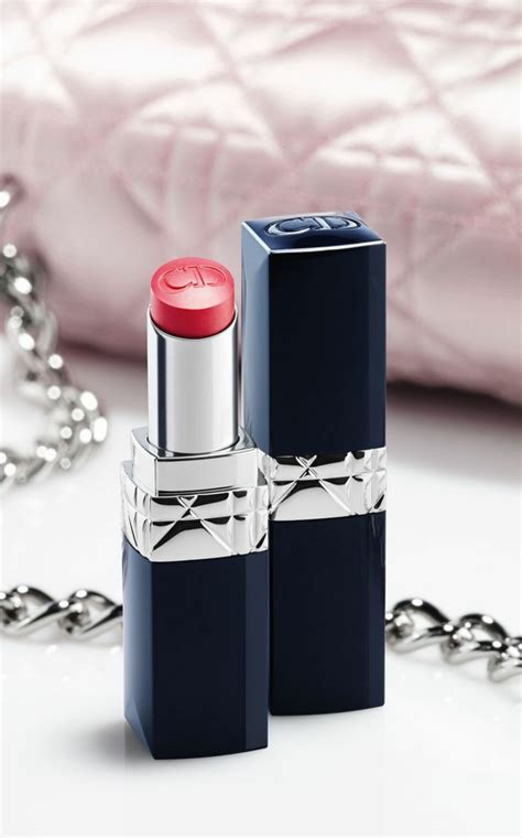 Découvrez les rouges à lèvres dior, pour un maquillage des lèvres à la couleur intense et aux différents finis. Le rouge à lèvre Dior - maquillage chic - Archzine.fr