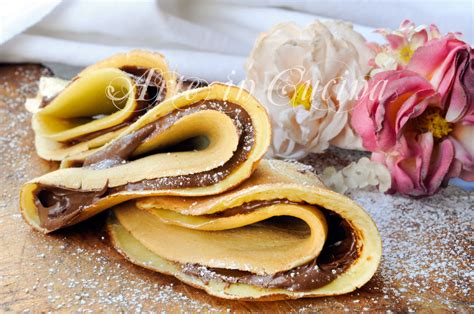 Ungete una padella col burro e preparate le crepes versando una cucchiaiata di pastella al centro e roteando il. Crepes senza burro alla nutella ricetta veloce | Arte in ...