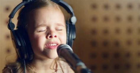 6 Year Old Girl Sings Beloved Song From 1941