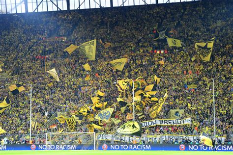 40.000 bvb fans travelled to madrid to support their team, while at camp nou there were only 7.000 bayern fans. Borussia Dortmund players unhappy with fans moaning