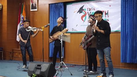 Disertai lirik lagu untuk memudahkan anda dalam menyanyikan liriknya. Cover lagu payung teduh (untuk perempuan yang sedang ...