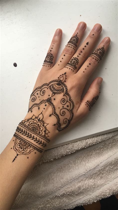 45 Simple Henna Tattoo Designs To Show Off In Warm Weather Artofit