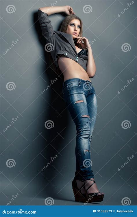 jonge sensuele vrouw in jeans over grijs stock afbeelding image of jasje blond 31588573