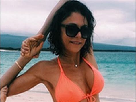 Bethenny Frankel Flaunts Her Yoga Skills In Itsy Bitsy Bikinis During Beach Getaway Youtube
