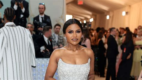 Mindy Kaling Exercise Routine She Runs Hikes 20 Miles A Week