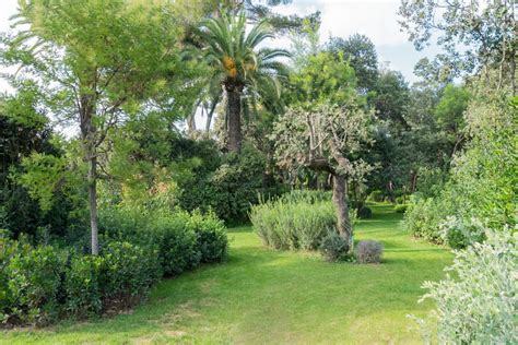 La terre déblayée sur un niveau servira à remblayer un autre ! Aménager un jardin en longueur