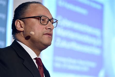 His degree in mechanical engineering from mit has helped him design specialized instruments which allow the surgery to be done without cutting any muscle, tendons, or ligaments. Swiss Re: Andreas Berger nuovo CEO Corporate Solutions ...