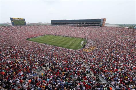 Le plus grand stade de foot d'italie est de 80 000 places. Picture of the Day: The Largest US Soccer Crowd Ever ...