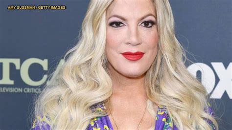 dean mcdermott defends wife tori spelling after coward trolls insult her bikini pic fox news