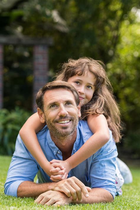 pai e filha foto de stock imagem de casa amor carregar 10012446
