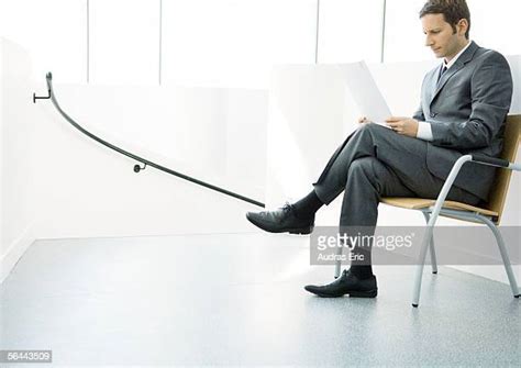 座る 男性 スーツ 全身 横向き 真横 ストックフォトと画像 Getty Images