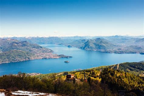 The stresa to mottarone cable car takes 20 minutes to get to the top of mount mottarone (1,491m2 / 4,892 ft2). Maggioremeer, Landschap Van Mottarone Stock Afbeelding ...