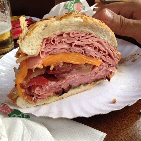 O típico sanduiche de mortadela do Mercado Municipal de SP Food Bologna Sandwich Essen