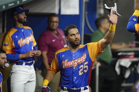 baseball fans stunned as venezuela shocks world baseball classic favorite dominican republic in
